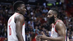 ▲卡佩拉與哈登撐起火箭的勝利。（圖／美聯社／達志影像）