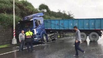 砂石車失控打滑！先衝分隔島再撞邊坡