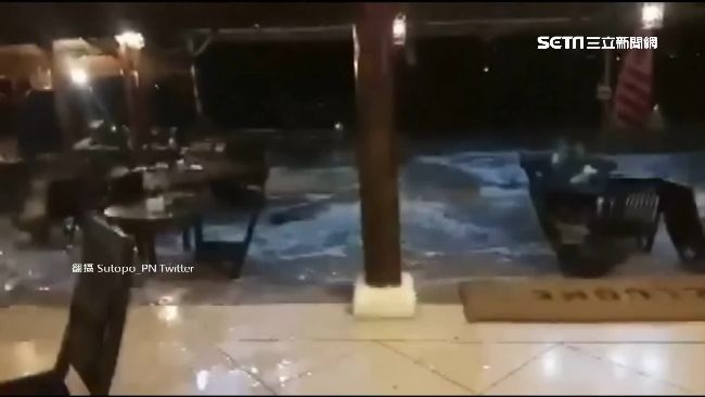 印尼海嘯吞人屋　潮水湧入飯店大廳