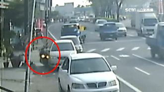 騎士上班搶快鑽車縫　為閃貨車慘摔