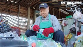 曾當選模範父親的93歲環保志工熊摯，分享二十多年前當廟公，從寺廟善書中體悟做善事積福報，每天看報紙搜尋急需救濟的弱勢貧病，再循線匯款助人；與妻子胡秀鳳著手做環保，因而遇到慈濟人，從廟公變志工，住家成社區環保點，全年無休做環保、機構關懷。

