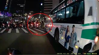 單車騎士自殺式闖路口　險遭公車擊落