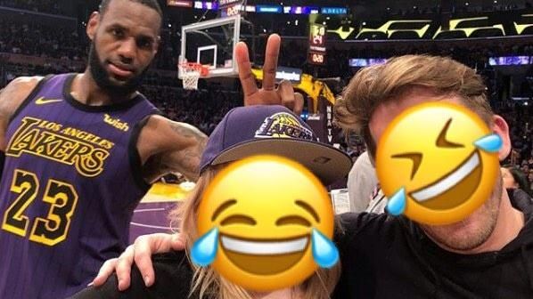 NBA／調皮詹皇！竟亂入2影星合照