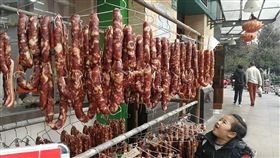 非洲豬瘟（1）非洲豬瘟病毒耐性極強，可存活於冷藏豬肉100天、冷凍豬肉1000天，疫區豬肉、肉製品都將成為傳播途徑並感染豬隻。圖為上海商家在市場販售豬肉香腸，引來孩童垂涎。中央社記者陳家倫上海攝　107年12月17日