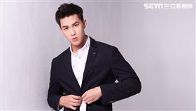 亞倫日前出外景挑戰網紅行程，腳開開跳橋姿勢讓他覺得不好意思。（圖／用心娛樂提供）。