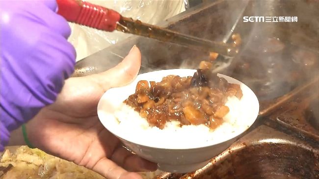 有小吃店公告,店內將設最低消費。(示意圖/資料照)