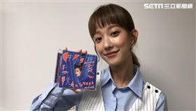 孟耿如送上最新個人CD，希望粉絲不僅看她的戲，也聽她的音樂。（圖／記者蔡世偉攝影）