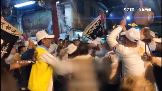 疑不滿調度起內鬨　陣頭廟前扭打砸車