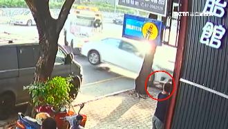 拖吊車出包？被拖轎車慘彈飛重摔