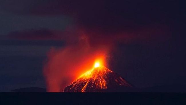 印尼海嘯死傷破千　火山島又噴發了…