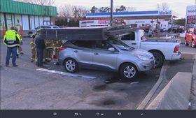 美國一名爸爸昨（23）日在商家大型招牌倒向車輛的危急時刻，及時將2歲女兒從座椅拉出。警消獲報後趕赴現場，一名身穿耶誕老人裝的男子也在現場安慰小女童。（圖／翻攝自Stringer News　Twitter）