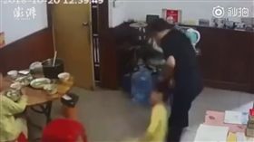 來看到底是什麼樣的爸媽，會這樣對待自己的孩子？大陸網路最近流傳一段影片，內容是廣東深圳一名8歲女童，數度遭家中大人施暴的畫面。（圖／翻攝自澎湃新闻YouTube）