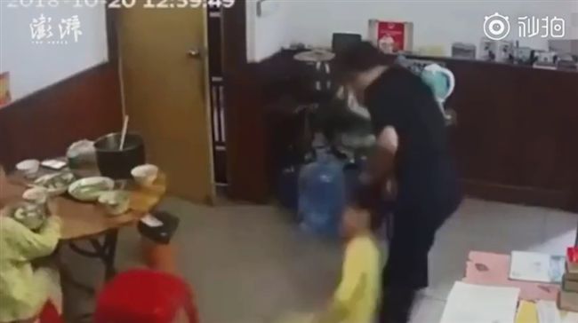 搧耳光、抓頭撞地　女童慘遭父母凌虐