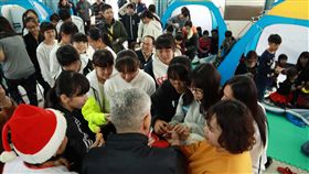 澎湖家扶帳篷音樂會　親子提前慶耶誕（1）澎湖家扶中心帳篷音樂節活動23日在港子國小活動中心舉行，現場並分送糖果，讓親子感受耶誕節的快樂氛圍。中央社　107年12月23日