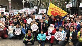 六福村招待社福孩童遊園　重症病童好開心位於新竹縣關西鎮的六福村遊樂園23日舉辦公益日活動，邀社福團體的大小朋友們入園同樂，比較特別的是，第一次參加活動的台大兒童癌症重症病房，20名孩子難得獲得醫師首肯，離開病房出外遊玩。中央社記者魯鋼駿攝　107年12月23日