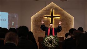 中國全面查封秋雨教會　創會牧師遭控煽顛罪外媒12日報導，中國政府正全面查封秋雨聖約教會所有聚點，創會牧師王怡（中）遭控「煽動顛覆國家政權罪」已被刑事拘留。他在信教前是知名的公共知識分子。（取自秋雨聖約教會臉書）中央社　107年12月13日