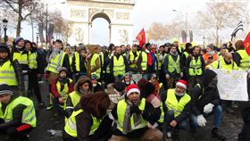 法國黃背心運動難解  民怒指向菁英與底層差距法國「黃背心」運動第4波抗議行動的暴力程度比前次緩和，但群眾對社會貧富階層之間巨大差距的不滿深埋在心，並非政府取消調漲燃油稅就可於一朝一夕化解。中央社記者曾依璇巴黎攝  107年12月8日