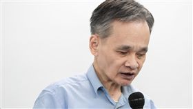 翻轉生活　獨居盲老鄧超球的生命故事為了讓更多人了解盲朋友，雙連視障基金會出版了「閃閃發光的黑暗世界─盲朋友的好朋友20年」。其中，受基金會服務的70歲獨老鄧超球，從不願被關心到打開心房、接受服務，也讓生活有了翻轉的機會。（雙連視障關懷基金會提供）中央社記者陳偉婷傳真　107年12月23日