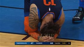 NBA／遭膝擊蛋蛋！水行俠當場倒地
NBA,奧克拉荷馬雷霆,Steven Adams,水行俠,踢蛋
翻攝自YouTube