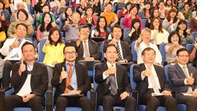 失智症去標籤化　台日交流推社區照護奇美醫學中心23日舉辦失智症暨長期照護發展國際研討會，邀請來自日本的醫療法人社團悠翔會理事長兼診療部長佐佐木淳（前左2）、日本葵照護會長加藤忠相（前左）兩名專家與衛福部長照司副司長周道君（前中）與會。中央社記者楊思瑞攝　107年12月23日