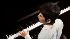 伍思凱靠運動凍齡，30年前封面跟宣傳照跟現今竟無差別。（圖／天貓超級品牌日）