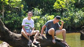 高中生團隊徒步走訪蘭嶼綠島彰化高中學生組成的6人團隊，擬定「自然人文的鄉土情旅—蘭嶼與綠島」企劃，從台灣出發到離島，徒步8天走訪蘭嶼與綠島，用雙腳探索土地。圖為學生爬上蘭嶼山中的大天池。（青年署提供）中央社記者許秩維傳真　107年12月23日