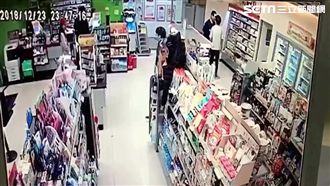 掏太久遭質疑　男抓狂刺店員畫面曝光