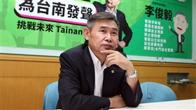 李俊毅拚選舉　推影音徵文活動（2）台南市長擬參選人李俊毅16日推出網路影音徵文活動造勢，將廣納市民對市政建設看法。中央社記者郭日曉攝  106年8月16日
