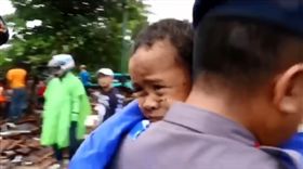 印尼海嘯男童阿里受困12小時獲救（圖／翻攝自reezaherasbudi IG）