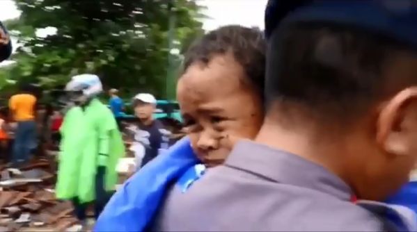 海嘯受困12小時　男童獲救嚎啕大哭