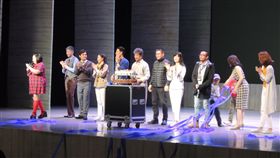 舞台劇小兒子台中演出　文創結合產業夢田文創與故事工廠推出舞台劇「小兒子」，23日在台中國家歌劇院演出，謝幕時，所有演員出場與觀眾一起拋出彩帶，並推出大蛋糕一起歡慶故事工廠成立5週年。中央社記者郝雪卿攝　107年12月23日