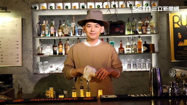 黃子佼化身店老闆　唱台語如吟詩夠味