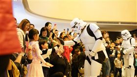 星際大戰電影音樂　台北驚喜快閃慶耶誕（1）「星際大戰電影音樂」活動23日在台北晶華酒店、君悅酒店、101購物中心快閃，知名星戰粉絲團體「星際大戰第501st台灣駐軍」派出6人扮演星際大戰經典角色帝國風暴兵現身，與現場大小朋友擊掌互動。（牛耳藝術提供）中央社記者鄭景雯傳真　107年12月23日