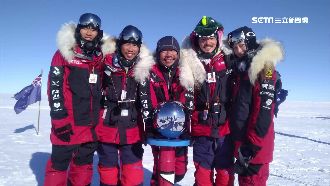 宥勝抵南極點喊撕遺書　恐龍裝藏父愛