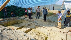高雄工地挖出清代百年城牆（2）高雄市左營區一處建案工地挖出左營舊城南門段城牆基礎（圖），文化局與建商多次開會協調，並請專業團隊進場試掘，確認地表下城牆基礎保存的位置與狀態，建商也同意不計損失變更開發案設計，退縮原建案工地範圍，避免破壞埋藏工地下的古蹟。（高雄市文化局提供）中央社記者程啟峰高雄傳真　107年12月23日