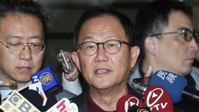 丁守中提選舉無效訴訟開庭（3）國民黨台北市長候選人丁守中（中）日前提選舉無效訴訟，台北地方法院24日上午開庭，丁守中在開庭前接受媒體記者訪問。中央社記者吳翊寧攝  107年12月24日