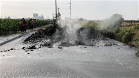 屏東萬丹泥火山  在產業道路上噴發（1）屏東萬丹泥火山24日上午8時許噴發，噴發地點在萬丹鄉灣內村一條產業道路上，造成道路毀損。中央社記者郭芷瑄攝  107年12月24日
