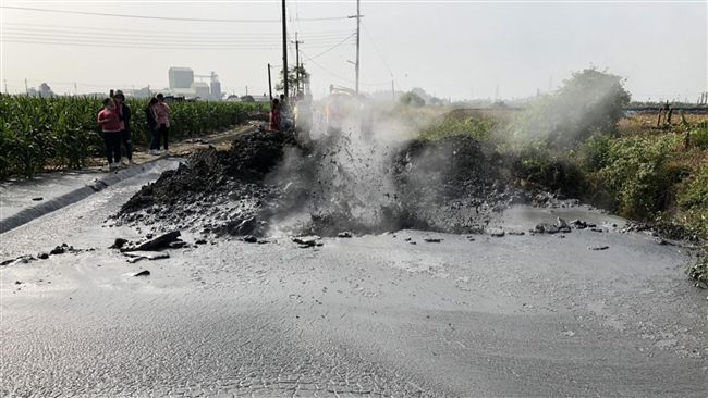屏東萬丹泥火山　在產業道路上噴發！