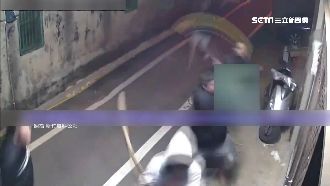 金錢糾紛先潑漆　惡煞暗夜狠砸民宅門