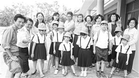 惠來里158號檔案復古劇照日治時期戀上日本男子的台灣女子願意走多遠？70年前在雲林縣虎尾鎮惠來厝的這段愛情故事被創作成繪本「惠來里158號檔案」，也將搬上劇場，被喻為「雲林版海角七號」。（雲林愛樂室內合唱團提供）中央社記者葉子綱傳真  107年12月24日