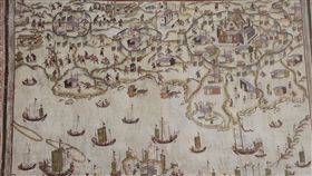 見證400年演變  台南出版古地圖集（1）台南市文化局24日發表新書「台南四百年古地圖集」，可從許多書中收錄的地圖中了解當時的庶民生活。中央社記者楊思瑞攝  107年12月24日