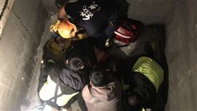 新北市,汐止,住宅改建工地,踩空,墜落，翻攝畫面