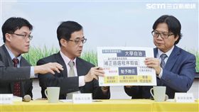 台大校長遴選案　教育部要求3個月內提檢討改革教育部長葉俊榮（右）24日宣布，勉予同意管中閔擔任台大校長，但也要求台大在3個月內針對這次遴選過程中的教師兼職與流程等瑕疵和爭議，進行全盤檢討且提出具體改革方案，並向教育部報告。中為教育部次長姚立德。中央社記者吳翊寧攝　107年12月24日