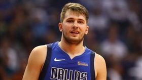 NBA／美、歐職籃差異？金童神解釋
NBA,達拉斯獨行俠,Luka Doncic,暫停,壓哨
翻攝自推特