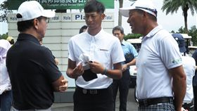 ▲盧建順（右）在練球給束後給王偉軒（中）建議。（圖／TSPGA提供）