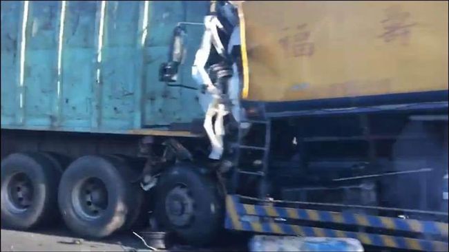 國三龍井傳追撞　男受困扭曲車體命危