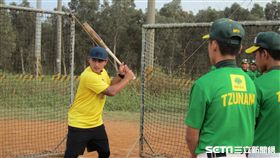 ▲林子偉回高苑工商指導學弟棒球技術。（圖／記者蕭保祥攝影）