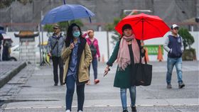 冷空氣接力  濕冷天氣持續到跨年（1）東北季風南下，中央氣象局24日表示，北台灣濕涼，25日氣溫小幅回升，26日還有一波冷空氣報到，強度可能達大陸冷氣團等級。中央社記者裴禛攝  107年12月24日