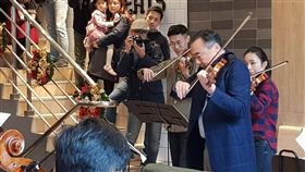 小提琴家林昭亮速食店快閃獻驚喜（1）國際小提琴家林昭亮（前右）率領團隊成員，24日應邀在知名連鎖速食店台北門市內快閃演出，為店內顧客送上美妙耶誕驚喜。（業者提供）中央社記者吳欣紜傳真　107年12月24日