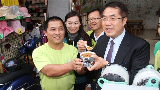慶黃偉哲就職！南市小吃業請客排長龍